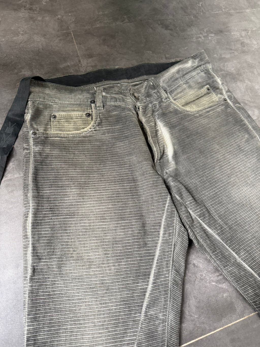 S/S 09 „STRUTTER“ Hog Wash Grosgrain Detroit Cut Jeans IT30