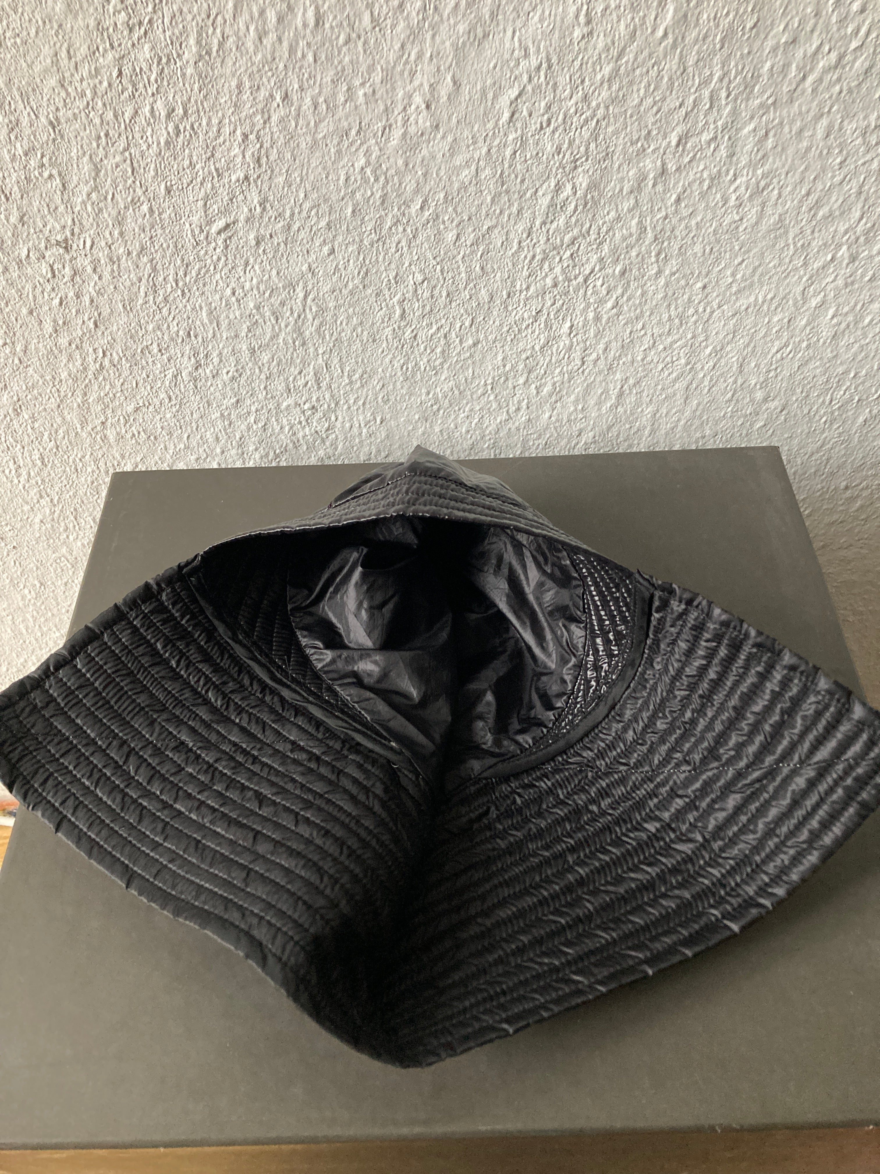 2009年秋冬「CRUST」ランウェイ サムライハット リック・オウエンス