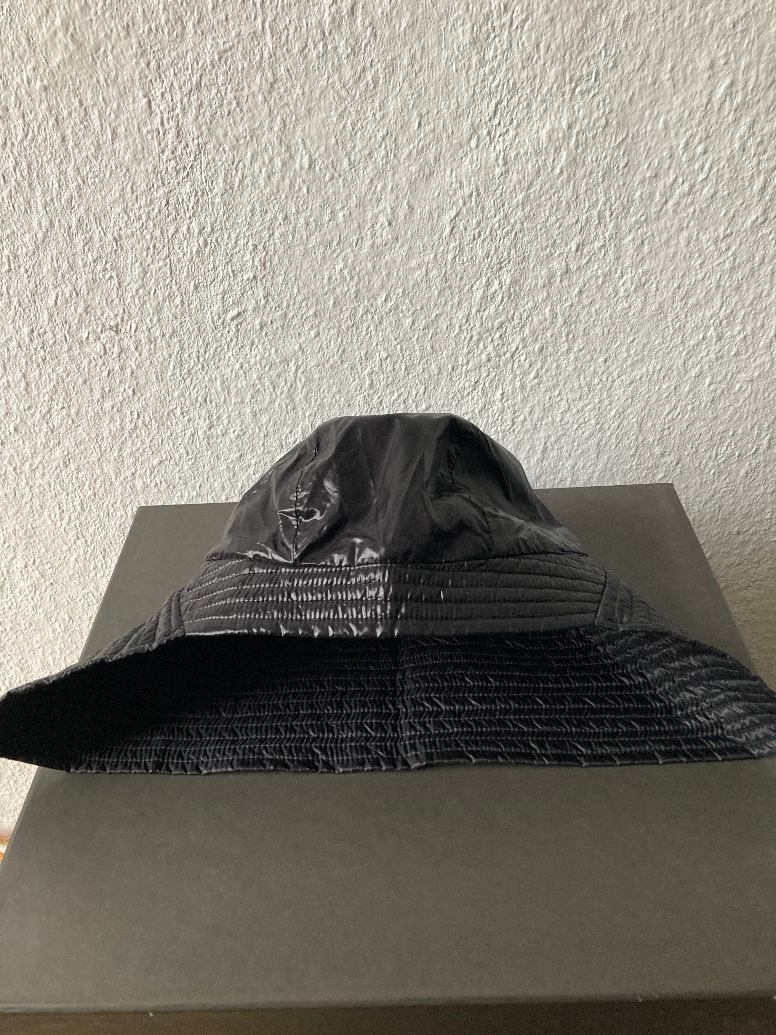 2009年秋冬「CRUST」ランウェイ サムライハット リック・オウエンス