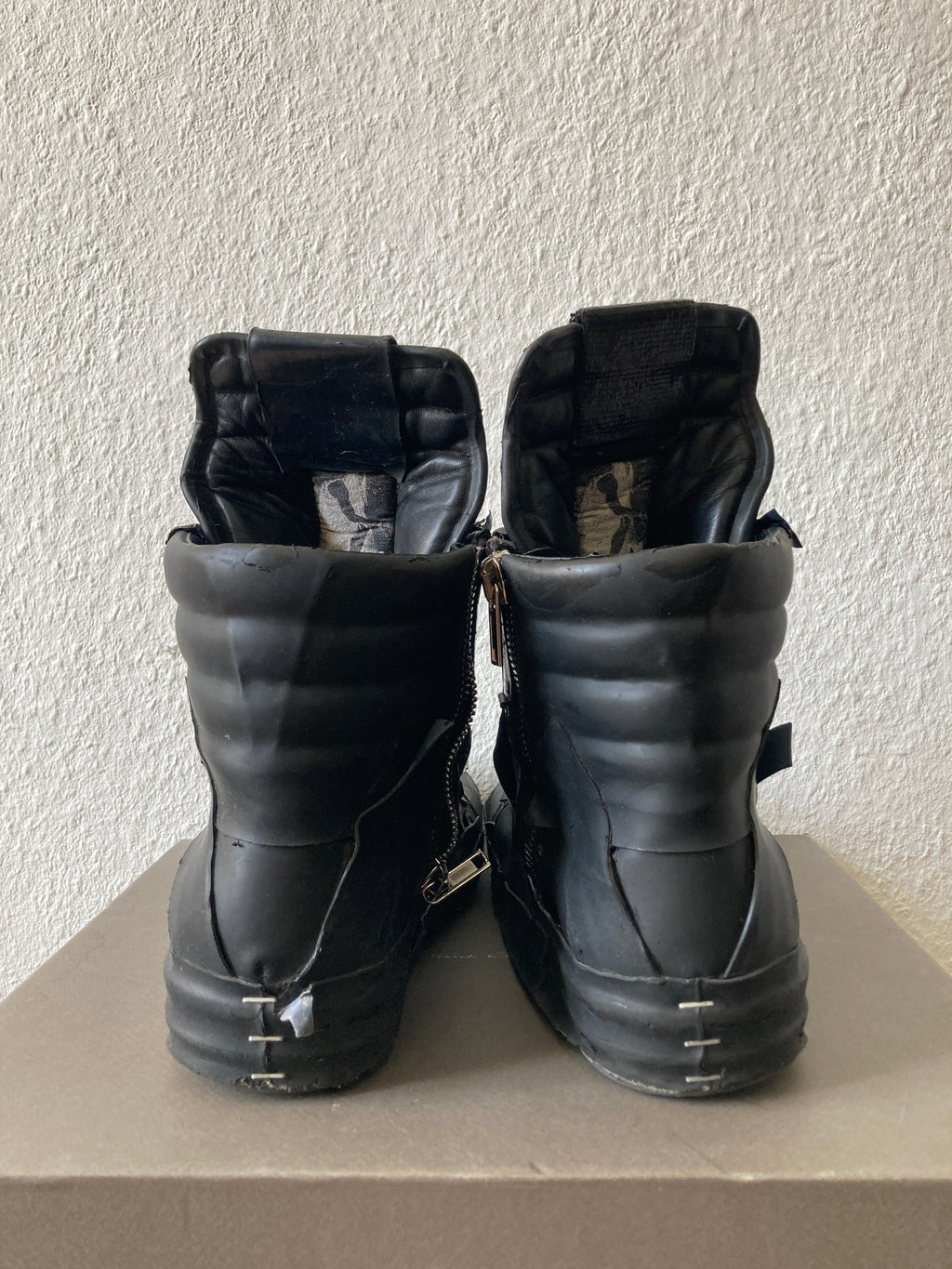 F/W 20 „PERFORMA“ Rubber Tape Mummy Geobaskets IT 44/US 11