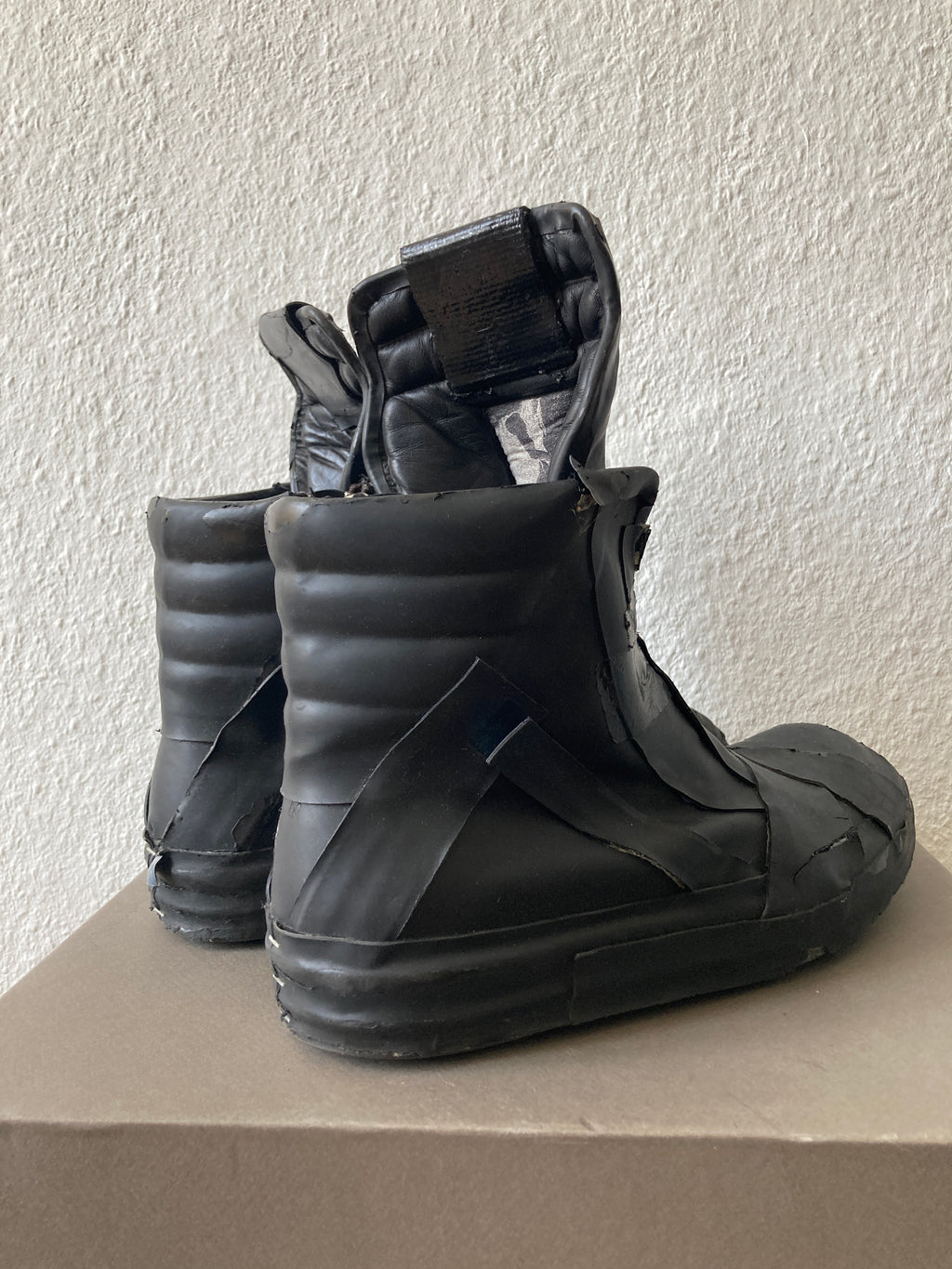 F/W 20 „PERFORMA“ Rubber Tape Mummy Geobaskets IT 44/US 11