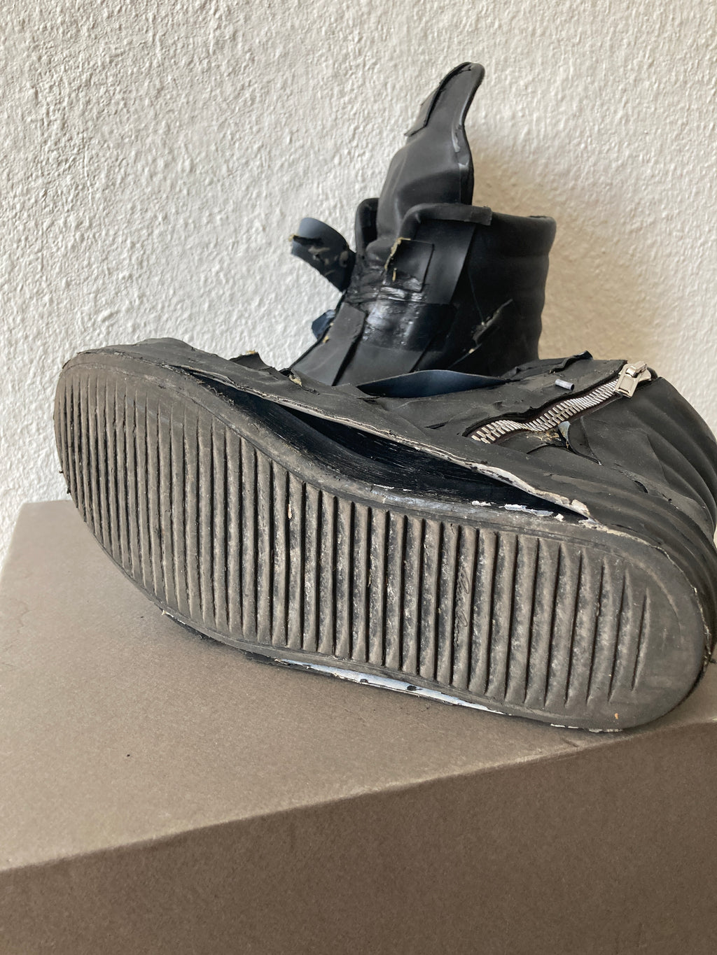 F/W 20 „PERFORMA“ Rubber Tape Mummy Geobaskets IT 44/US 11