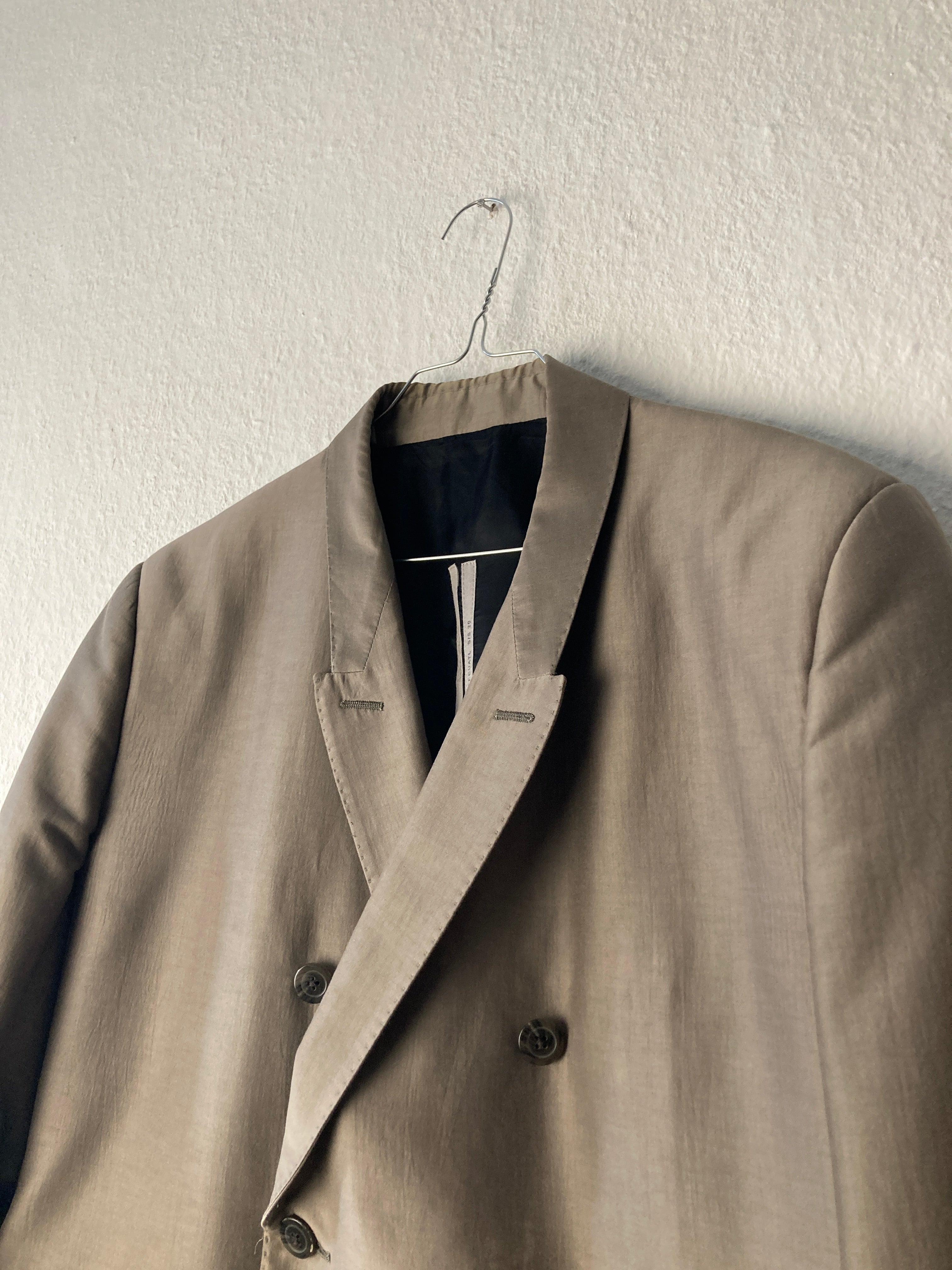 S/S 20 „TECUATL“ Double-Breasted Silk & Cotton Suit in Dust and Size IT54/L