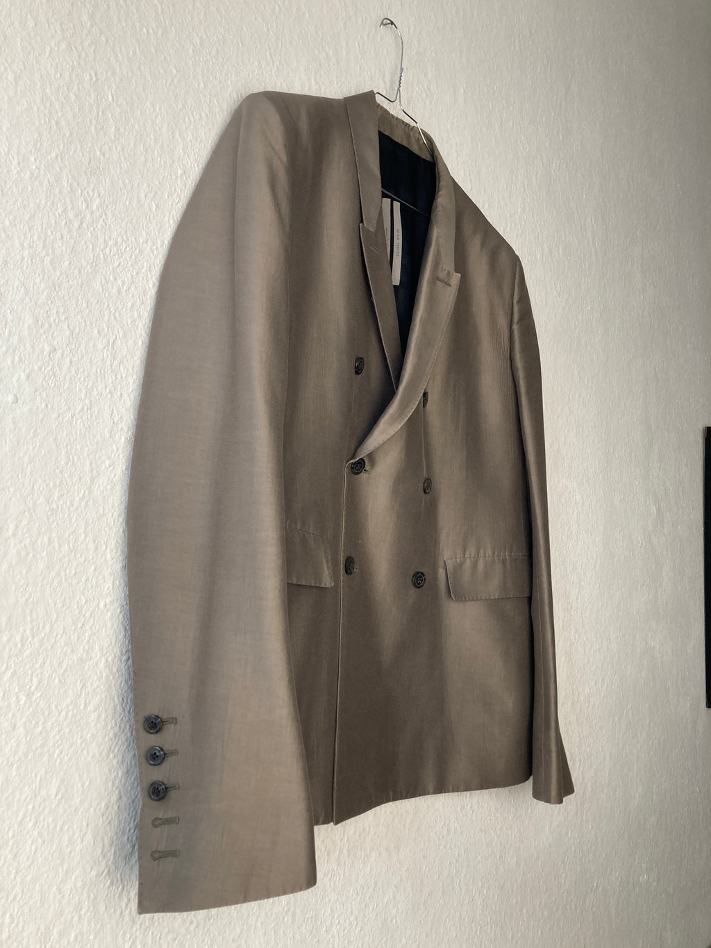 S/S 20 „TECUATL“ Double-Breasted Silk & Cotton Suit in Dust and Size IT54/L