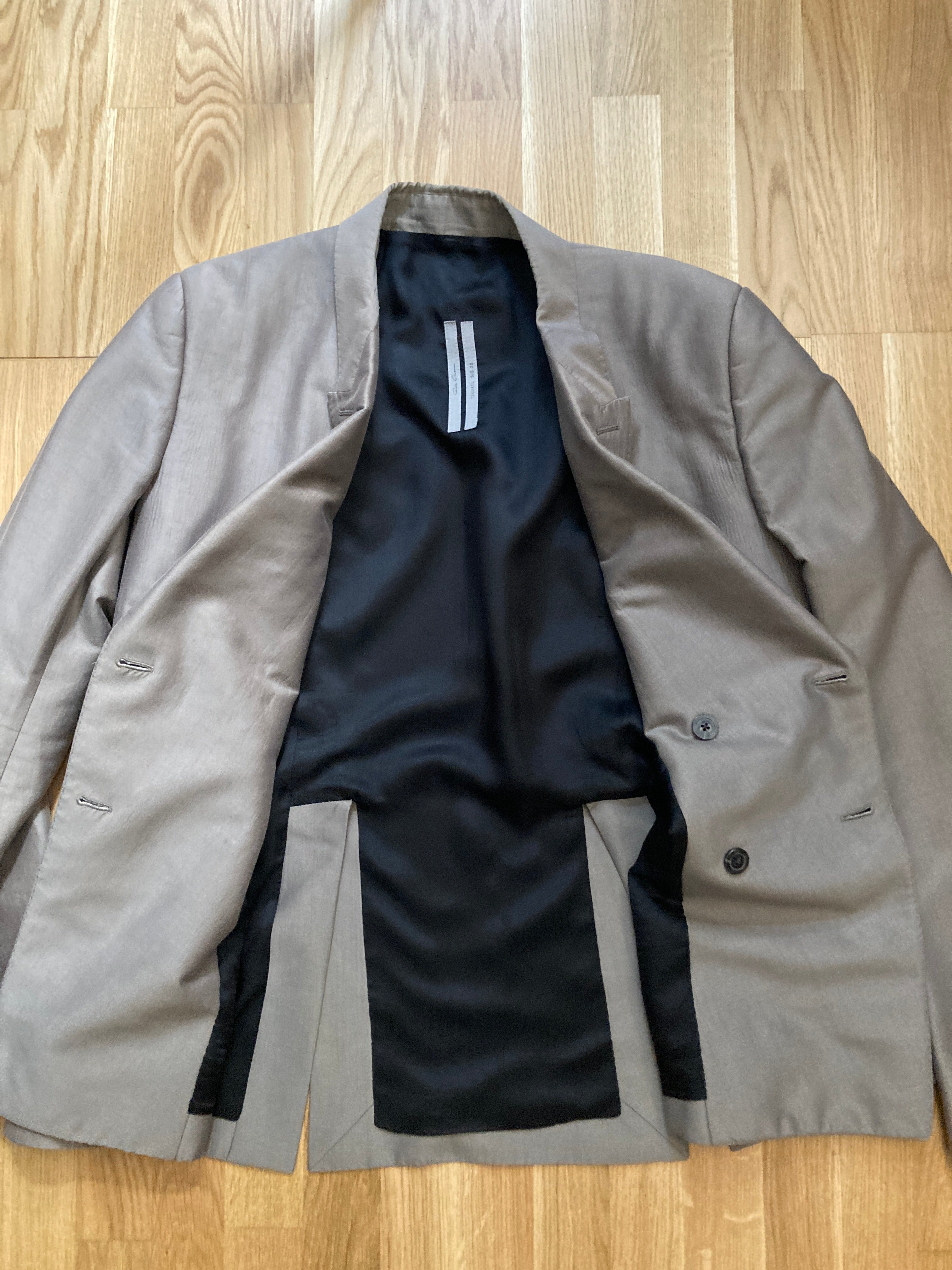 S/S 20 „TECUATL“ Double-Breasted Silk & Cotton Suit in Dust and Size IT54/L