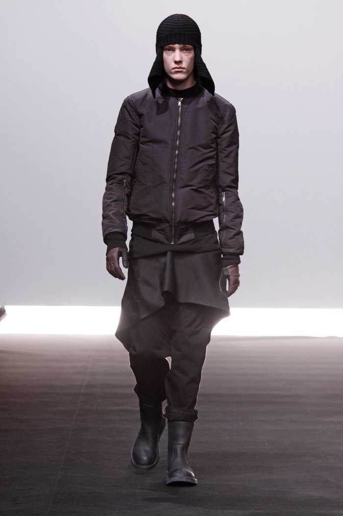 2009年秋冬「CRUST」ランウェイ サムライハット リック・オウエンス